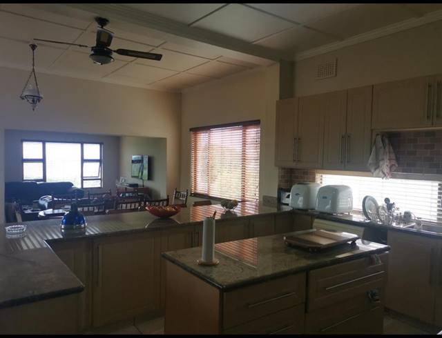6 BEDROOM HOUSE FOR SALE IN UVONGO